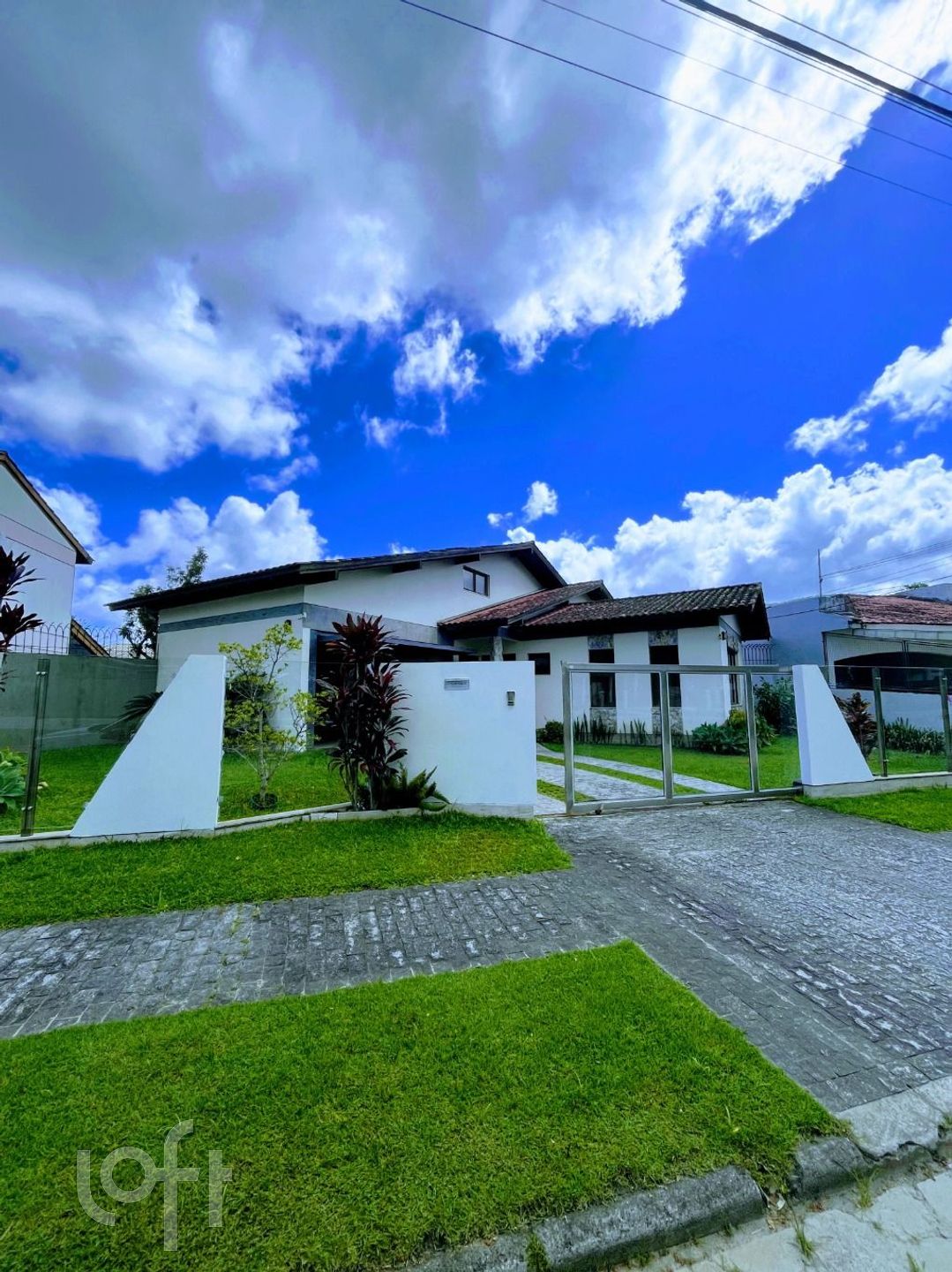 Casa à venda em Córrego Grande com 189 m², 3 quartos, 1 suíte, 4 vagas