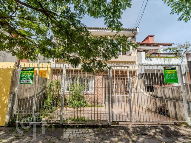 Casa com 179m², 4 dormitórios, 1 suíte, 3 vagas, Jardim Botânico em Porto Alegre