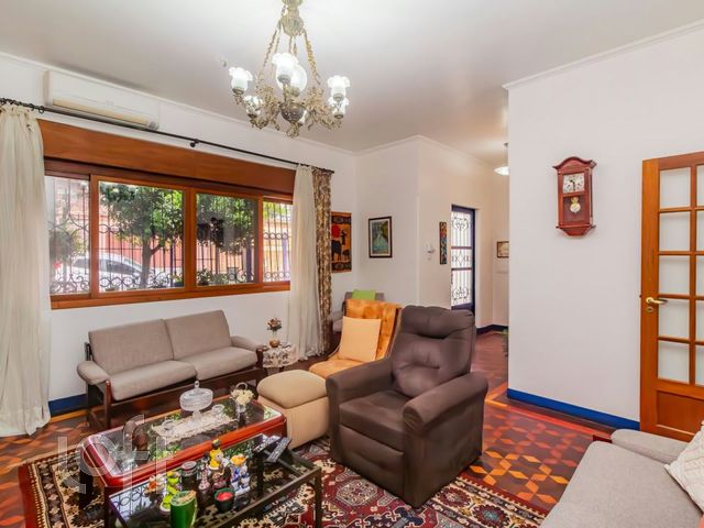 Casa com 240m², 3 dormitórios, 1 suíte, 4 vagas, Menino Deus em Porto Alegre