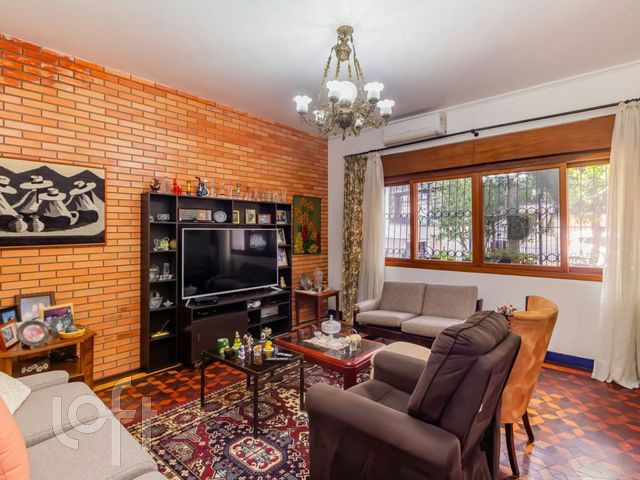 Casa com 240m², 3 dormitórios, 1 suíte, 4 vagas, Menino Deus em Porto Alegre