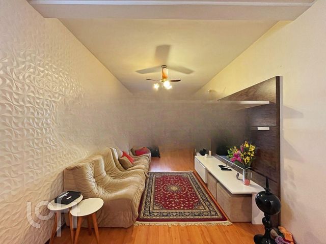 Casa com 210m², 3 dormitórios, 1 suíte, 5 vagas, Santana em Porto Alegre