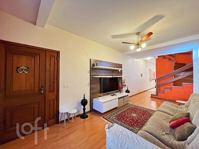 Casa com 210m², 3 dormitórios, 1 suíte, 5 vagas, Santana em Porto Alegre