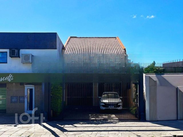 Casa com 210m², 3 dormitórios, 1 suíte, 5 vagas, Santana em Porto Alegre