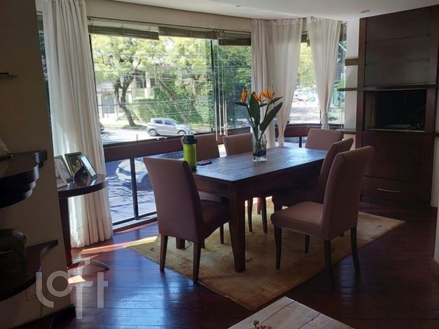 Apartamento com 111m², 3 dormitórios, 1 suíte, 2 vagas, Petrópolis em Porto Alegre