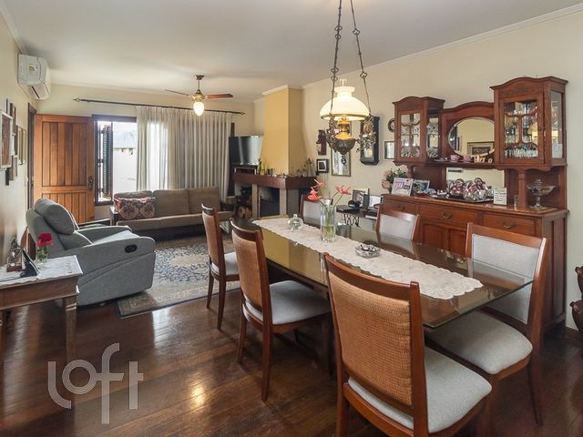 Casa com 369m², 4 dormitórios, 1 suíte, 3 vagas, Petrópolis em Porto Alegre