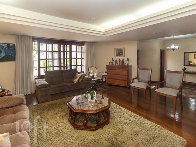 Casa com 369m², 4 dormitórios, 1 suíte, 3 vagas, Petrópolis em Porto Alegre