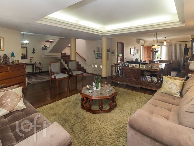 Casa com 369m², 4 dormitórios, 1 suíte, 3 vagas, Petrópolis em Porto Alegre