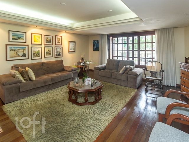 Casa com 369m², 4 dormitórios, 1 suíte, 3 vagas, Petrópolis em Porto Alegre