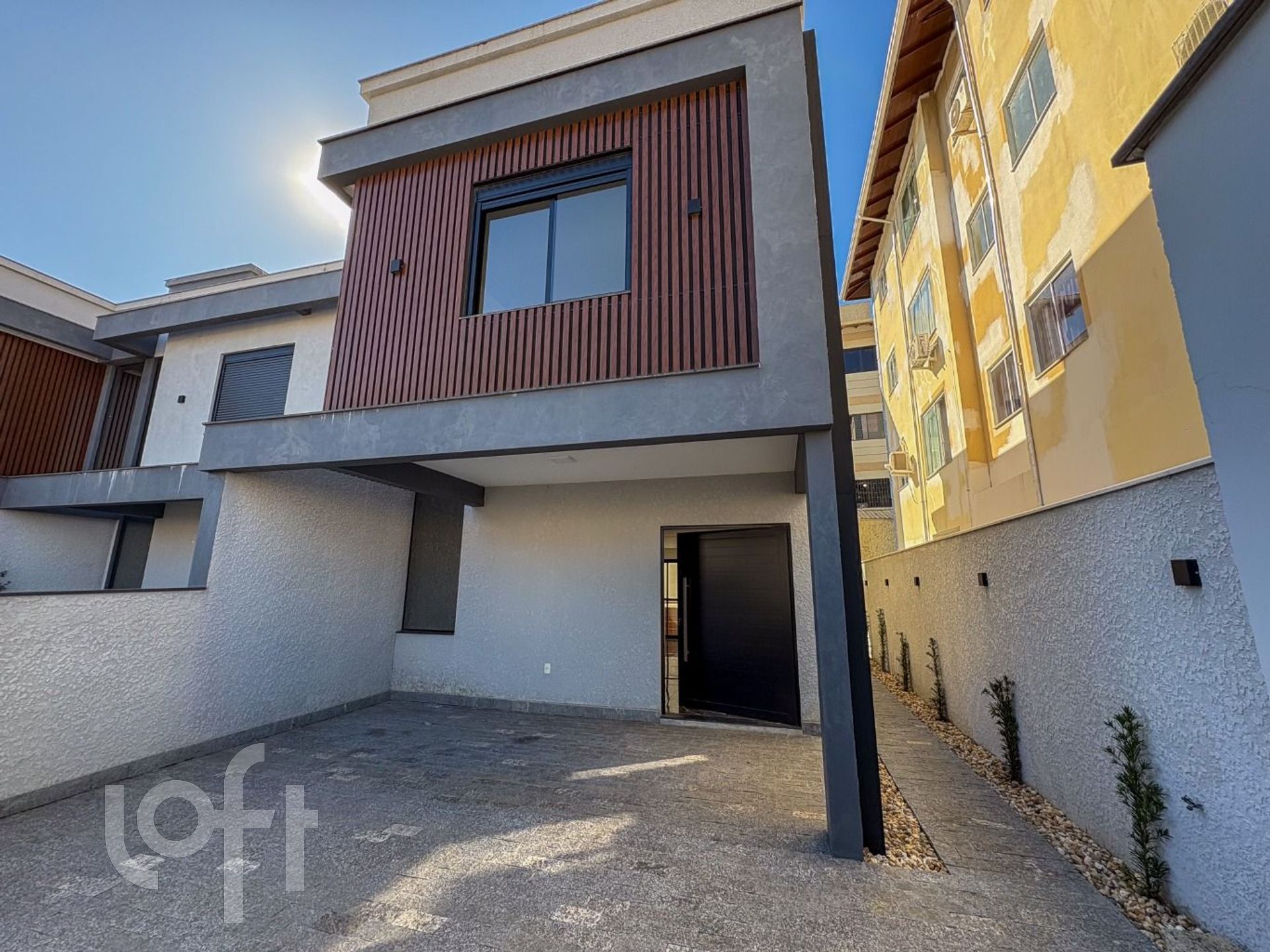 Casa à venda em Ingleses com 150 m², 3 quartos, 3 suítes, 2 vagas