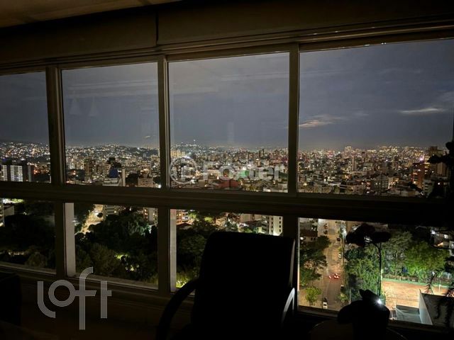 Apartamento com 126m², 3 dormitórios, 3 suítes, 2 vagas, Petrópolis em Porto Alegre