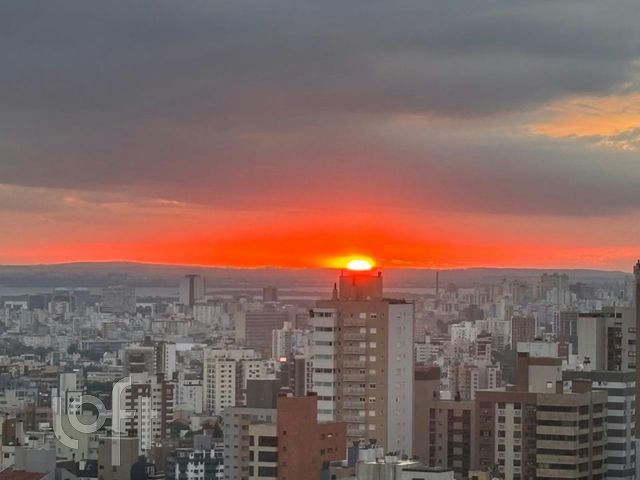 Apartamento com 126m², 3 dormitórios, 3 suítes, 2 vagas, Petrópolis em Porto Alegre