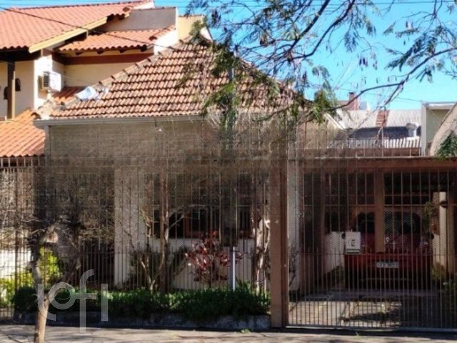 Casa com 90m², 2 dormitórios, 5 vagas, Santana em Porto Alegre