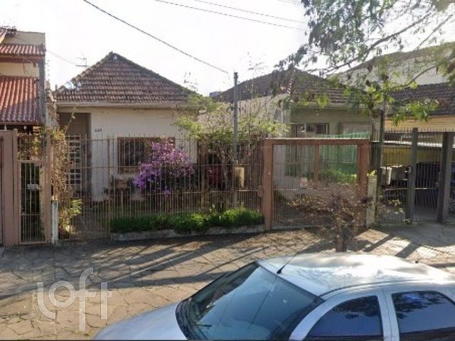 Casa com 90m², 2 dormitórios, 5 vagas, Santana em Porto Alegre