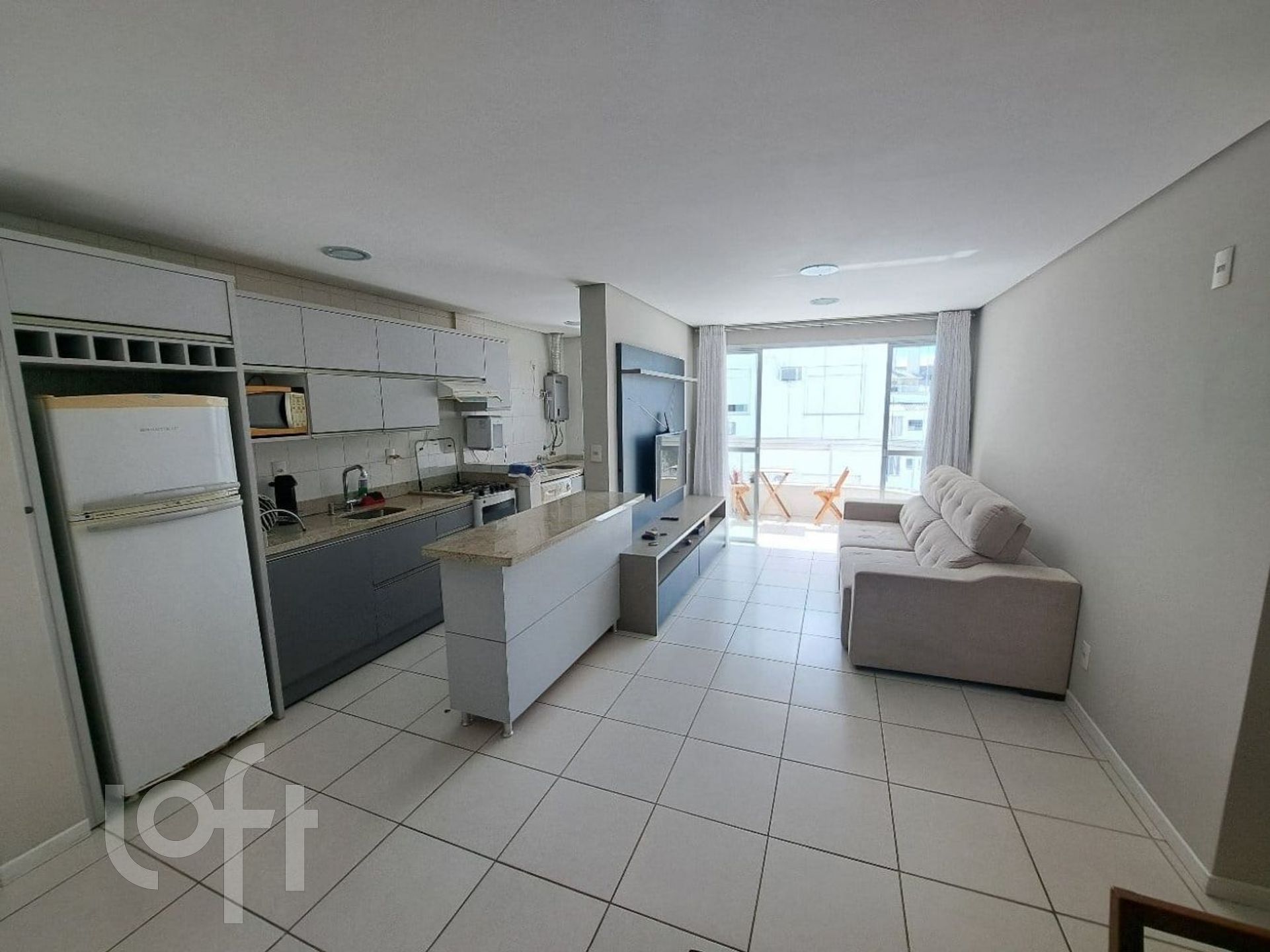 Apartamento à venda em Canasvieiras com 80 m², 2 quartos, 1 suíte, 1 vaga