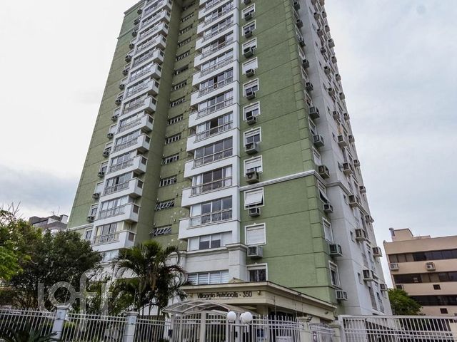 Apartamento com 95m², 3 dormitórios, 1 suíte, 1 vaga, Petrópolis em Porto Alegre