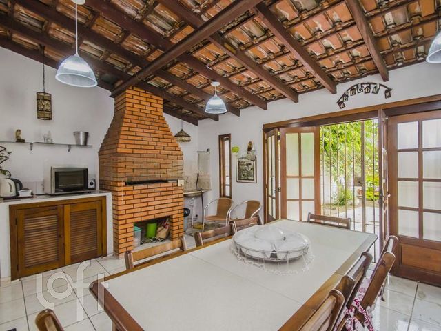 Casa com 260m², 3 dormitórios, 1 suíte, 4 vagas, Cristo Redentor em Porto Alegre