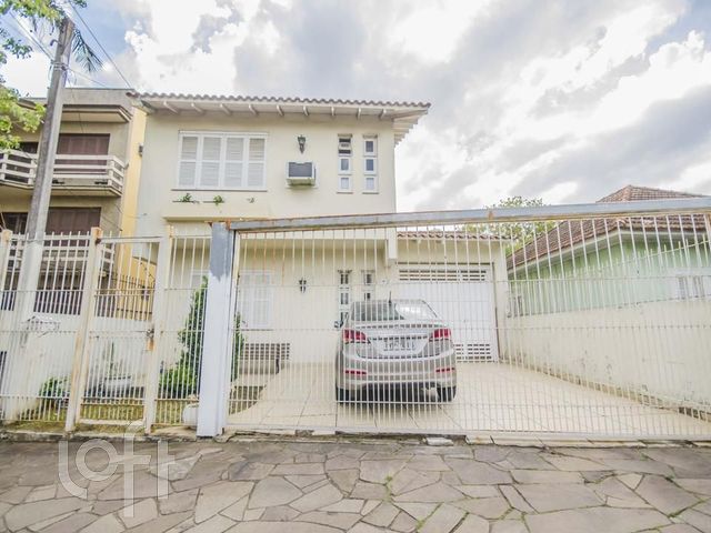 Casa com 260m², 3 dormitórios, 1 suíte, 4 vagas, Cristo Redentor em Porto Alegre