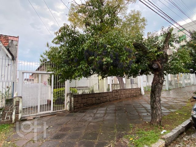 Casa com 200m², 3 dormitórios, 6 vagas, Petrópolis em Porto Alegre
