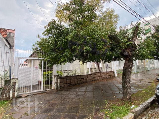 Casa com 200m², 3 dormitórios, 6 vagas, Petrópolis em Porto Alegre