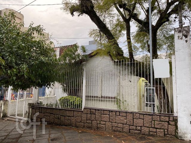Casa com 200m², 3 dormitórios, 6 vagas, Petrópolis em Porto Alegre