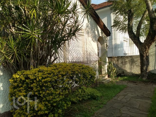 Casa com 200m², 3 dormitórios, 6 vagas, Petrópolis em Porto Alegre