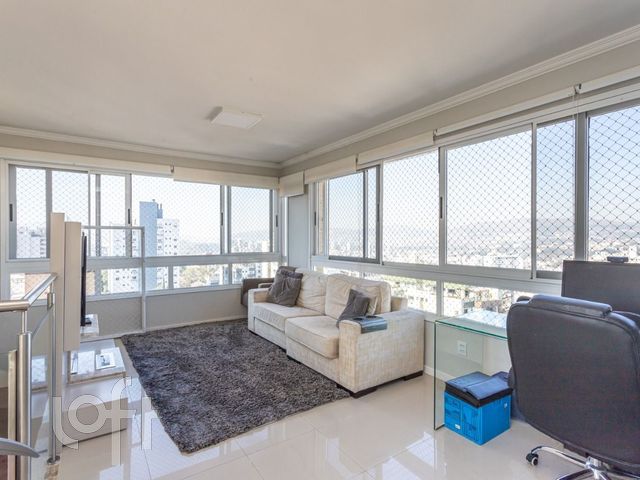 Apartamento com 170m², 3 dormitórios, 1 suíte, 2 vagas, Petrópolis em Porto Alegre