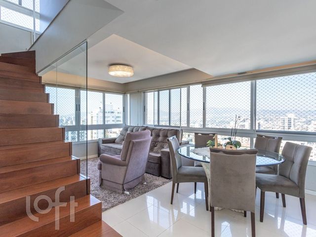 Apartamento com 170m², 3 dormitórios, 1 suíte, 2 vagas, Petrópolis em Porto Alegre