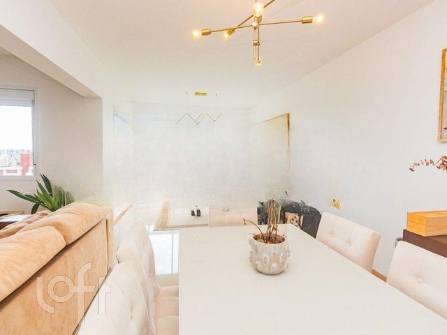 Apartamento com 97m², 3 dormitórios, 1 suíte, 3 vagas, Petrópolis em Porto Alegre