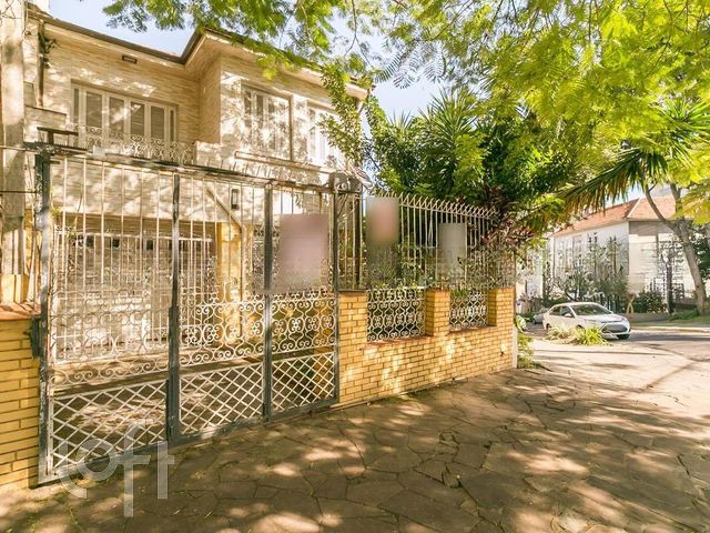 Casa com 230m², 4 dormitórios, 2 vagas, Petrópolis em Porto Alegre