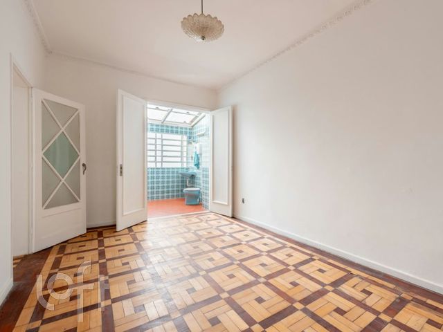 Casa com 230m², 4 dormitórios, 2 vagas, Petrópolis em Porto Alegre