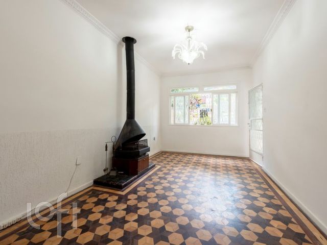 Casa com 230m², 4 dormitórios, 2 vagas, Petrópolis em Porto Alegre