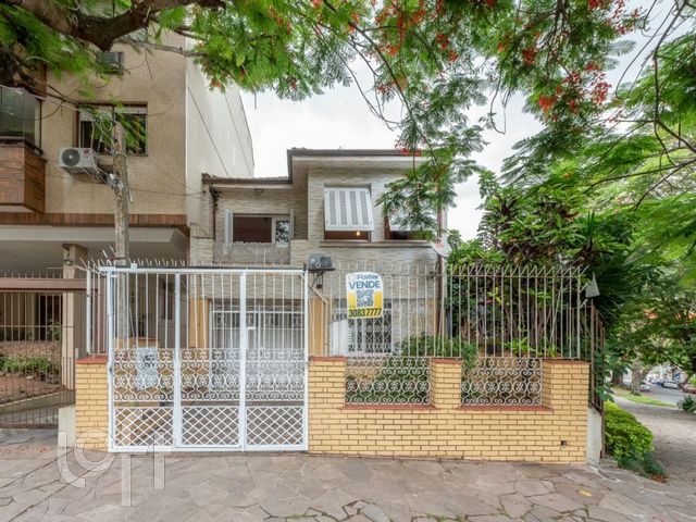 Casa com 230m², 4 dormitórios, 2 vagas, Petrópolis em Porto Alegre