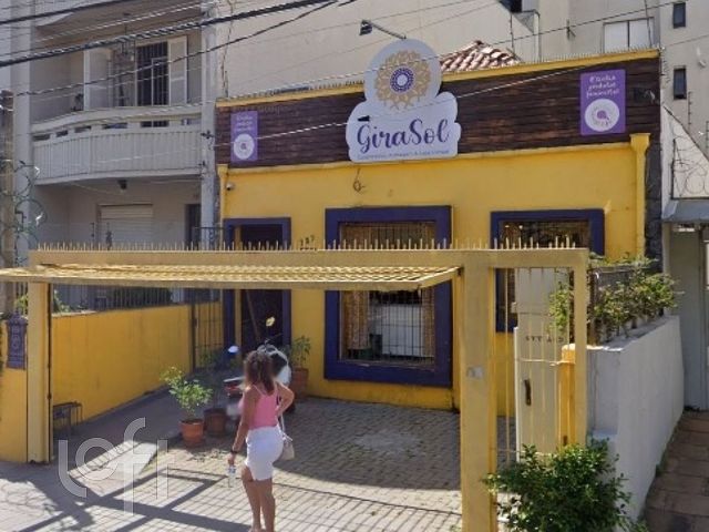 Casa com 99m², 3 dormitórios, 2 vagas, Santana em Porto Alegre