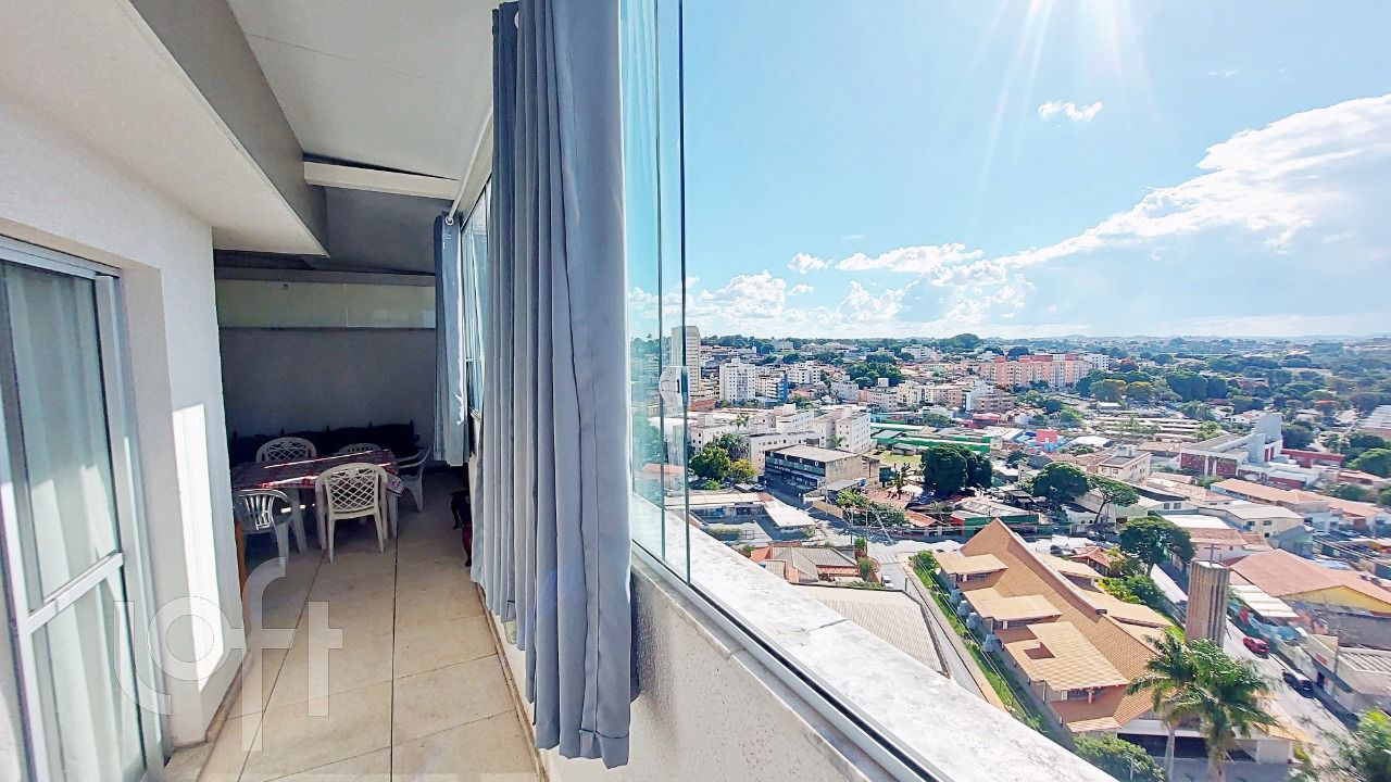 Apartamento à venda com 3 quartos, 140m² - Foto 2