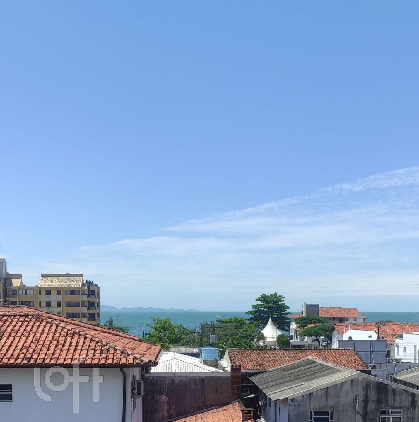 Apartamento à venda em Canasvieiras com 42 m², 1 quarto, 1 vaga