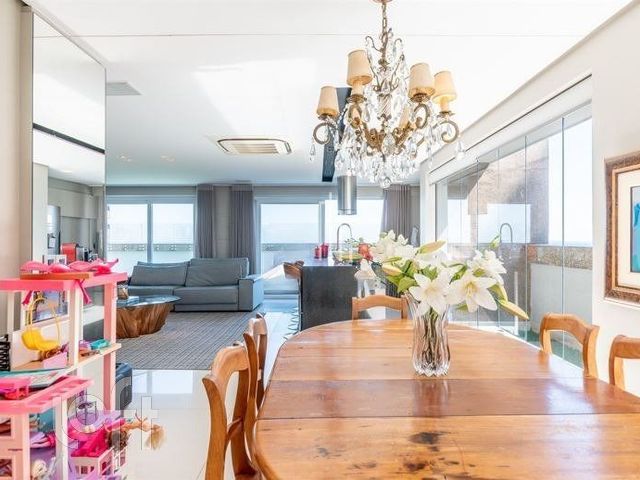 Apartamento com 500m², 4 dormitórios, 4 suítes, 3 vagas, Moinhos de Vento em Porto Alegre