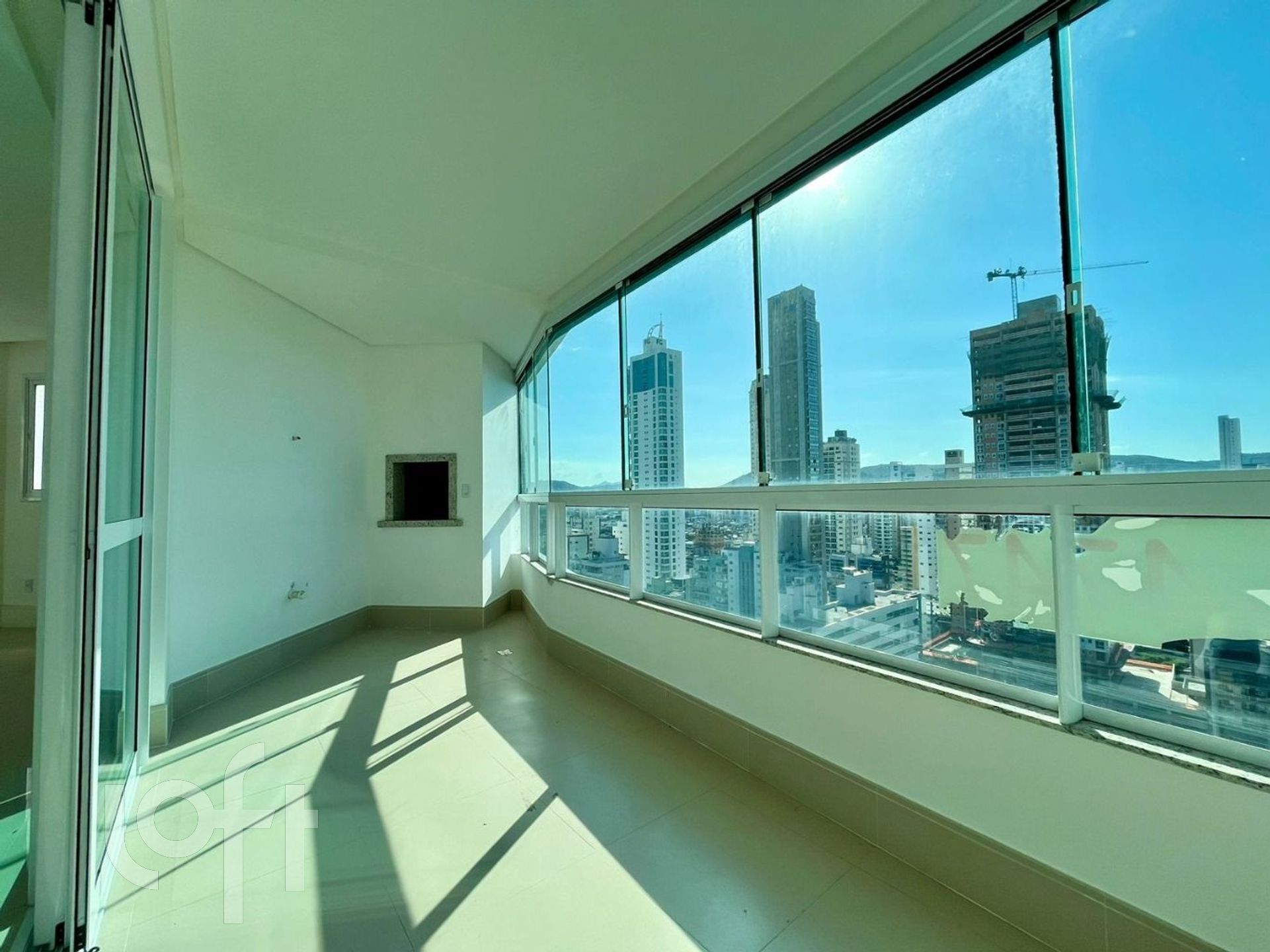 Apartamentos com 135m², 3 quartos, 3 suítes, 3 garagens, no bairro Centro em Balneário Camboriú