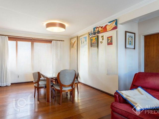 Apartamento com 213m², 3 dormitórios, 1 suíte, 2 vagas, Petrópolis em Porto Alegre