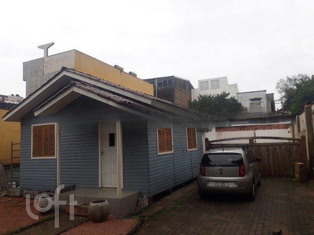Casa com 360m², 2 dormitórios, 2 vagas, Vila Ipiranga em Porto Alegre