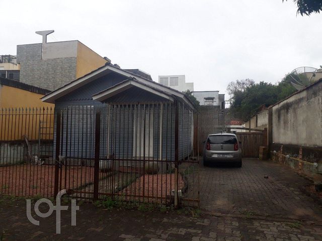 Casa com 360m², 2 dormitórios, 2 vagas, Vila Ipiranga em Porto Alegre