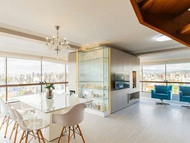 Apartamento com 235m², 3 dormitórios, 1 suíte, 2 vagas, Petrópolis em Porto Alegre
