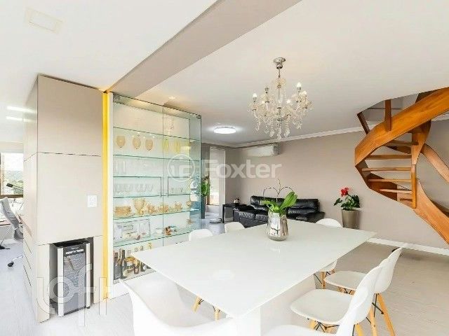 Apartamento com 235m², 3 dormitórios, 1 suíte, 2 vagas, Petrópolis em Porto Alegre