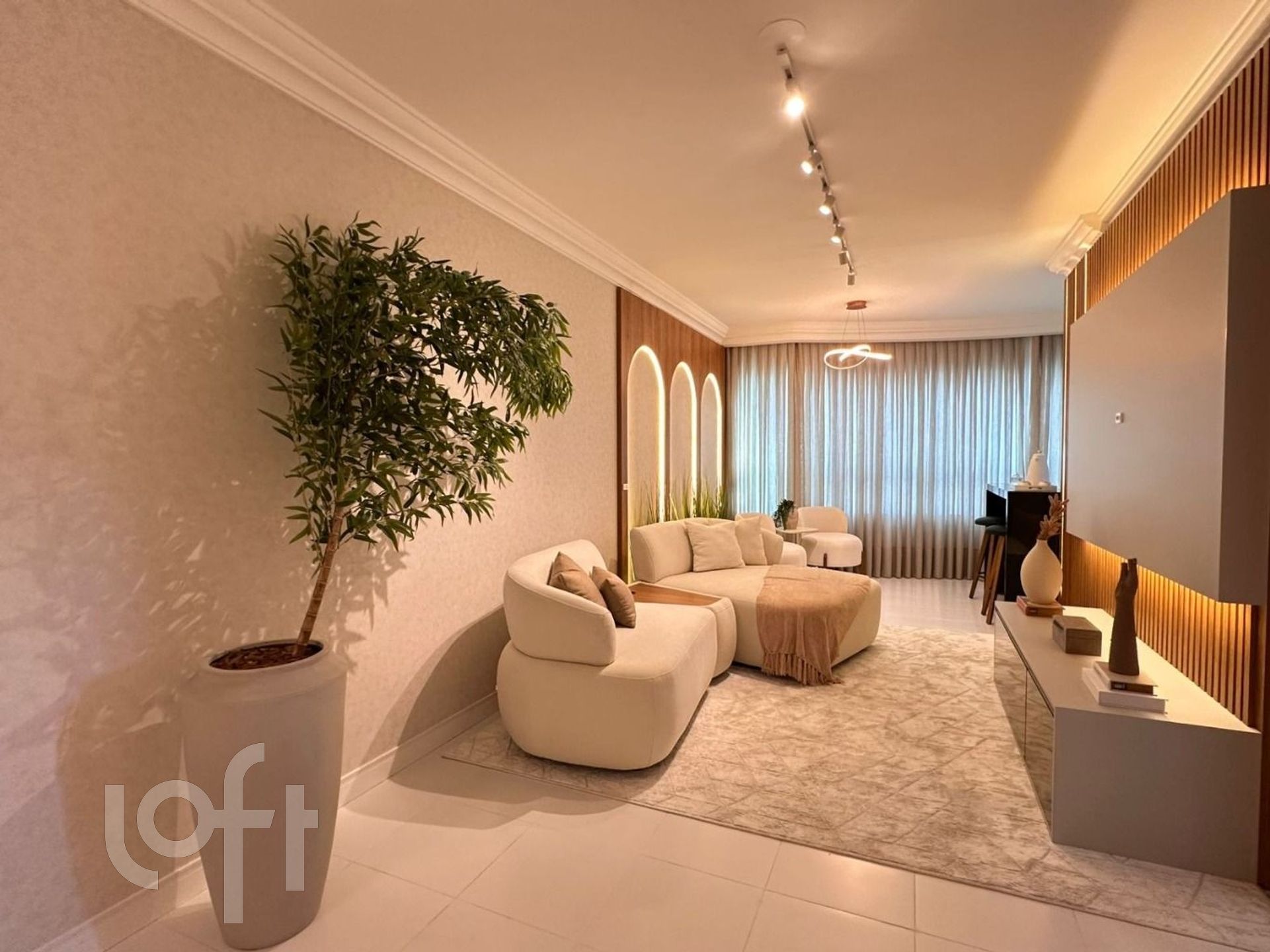 Apartamentos com 110m², 3 quartos, 3 suítes, 2 garagens, no bairro Centro em Balneário Camboriú