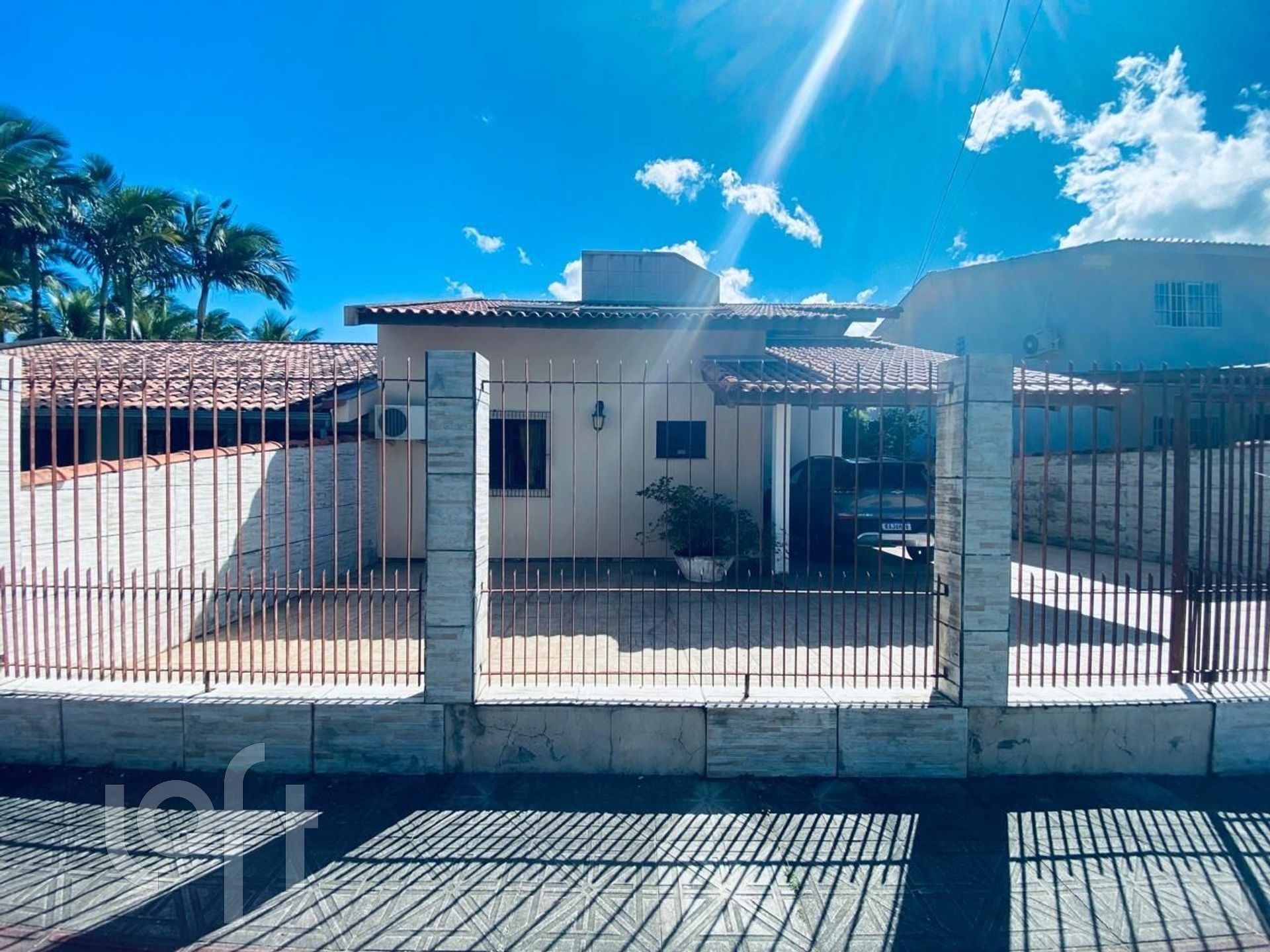 Casa Residencial com 204m², 4 quartos, 1 suíte, 2 garagens, no bairro Campeche Central em Florianópolis