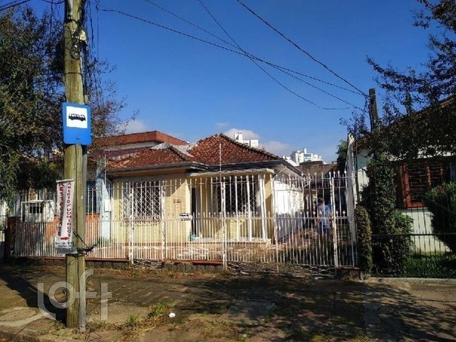 Casa com 152m², 2 dormitórios, 6 vagas, Vila Ipiranga em Porto Alegre