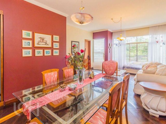 Casa com 227m², 3 dormitórios, 2 suítes, 2 vagas, Três Figueiras em Porto Alegre