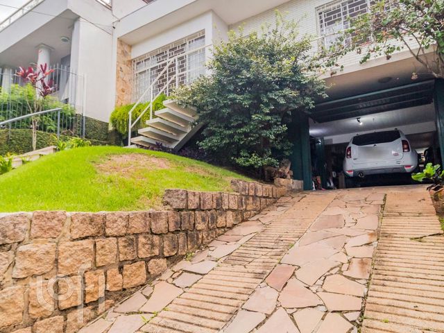 Casa com 227m², 3 dormitórios, 2 suítes, 2 vagas, Três Figueiras em Porto Alegre