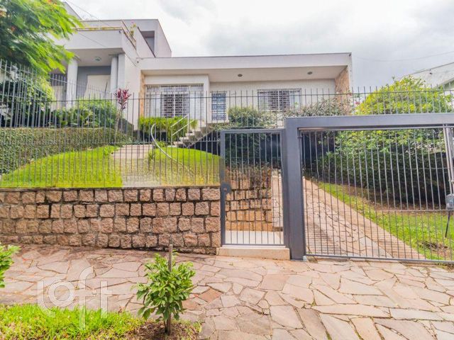 Casa com 227m², 3 dormitórios, 2 suítes, 2 vagas, Três Figueiras em Porto Alegre