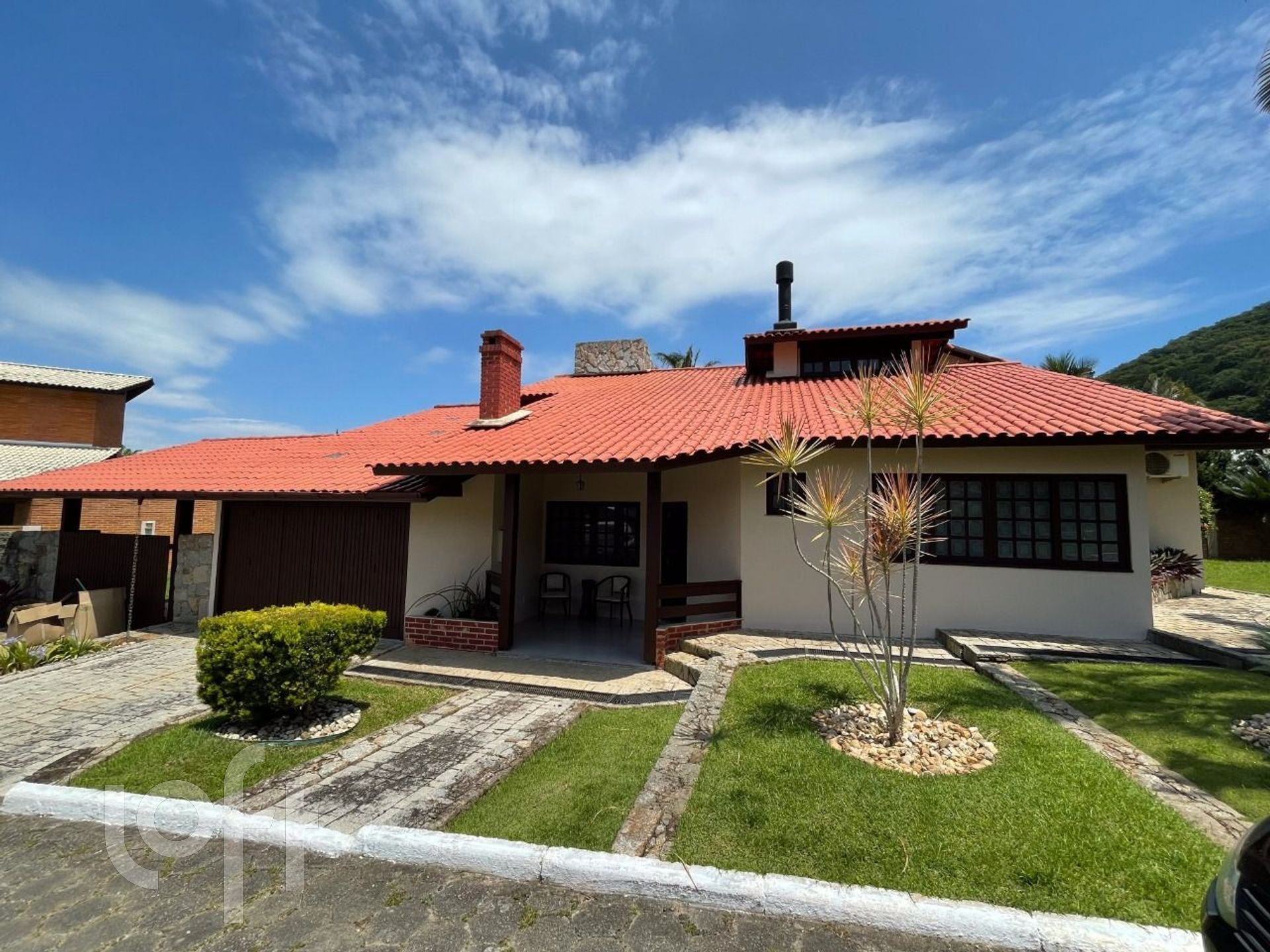 Casa à venda em Sambaqui com 250 m², 3 quartos, 1 suíte, 2 vagas