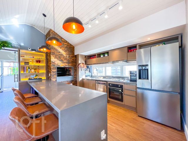 Apartamento com 248m², 3 dormitórios, 1 suíte, 4 vagas, Petrópolis em Porto Alegre